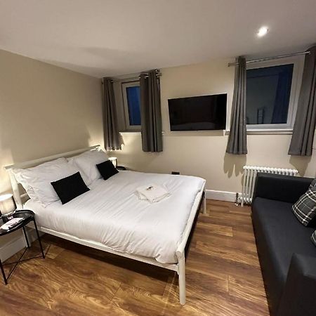 Modern Double Room With Sofa Edinburgh Exterior photo