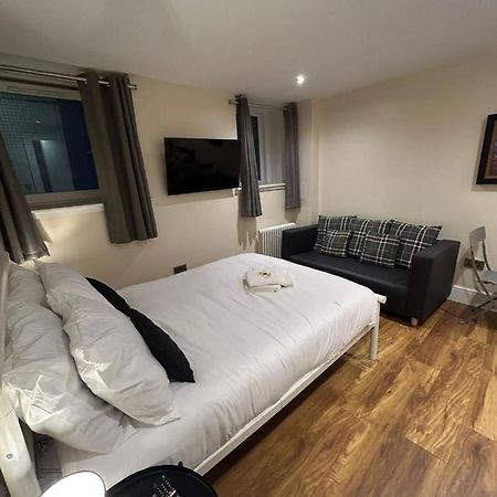 Modern Double Room With Sofa Edinburgh Exterior photo