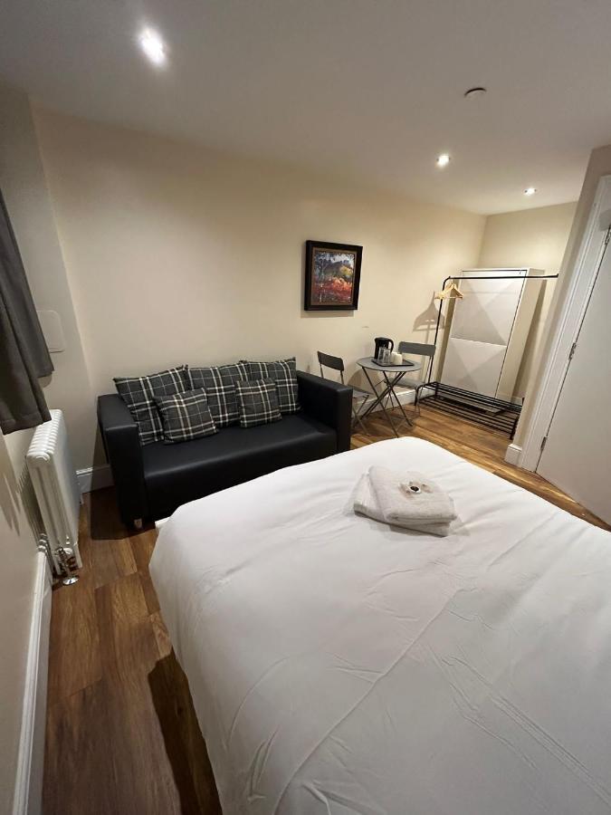 Modern Double Room With Sofa Edinburgh Exterior photo