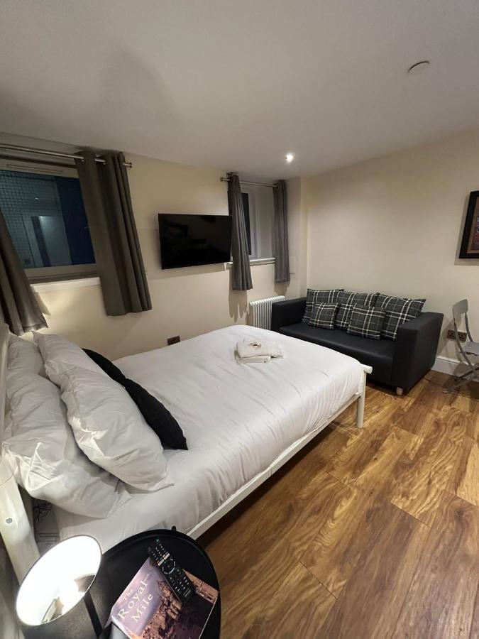 Modern Double Room With Sofa Edinburgh Exterior photo