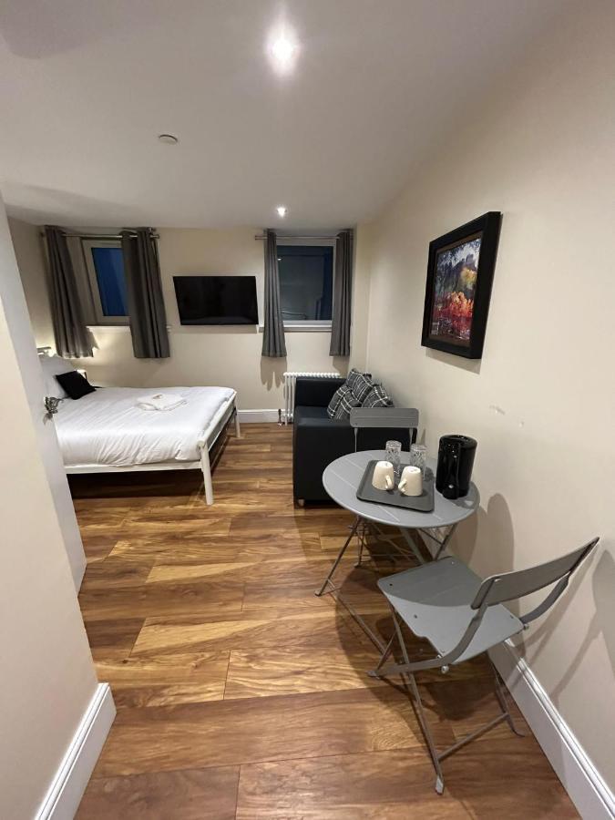 Modern Double Room With Sofa Edinburgh Exterior photo
